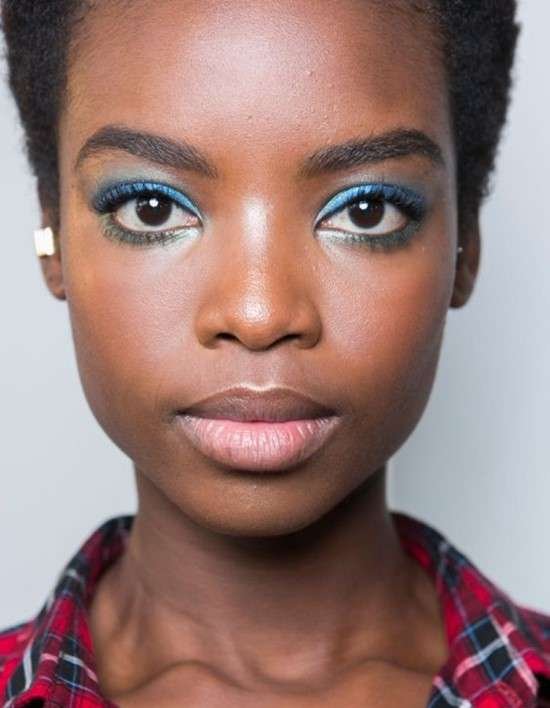 Make azul com verde pele negra.