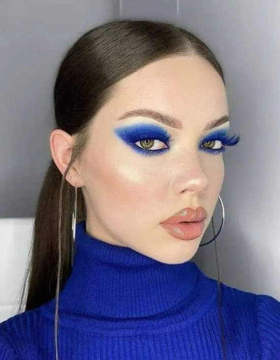 Make azul com sombra esfumada.