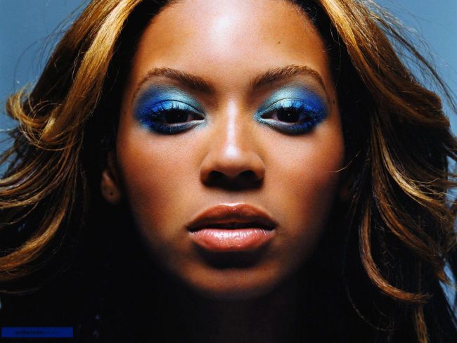 Maquiagem azul.
