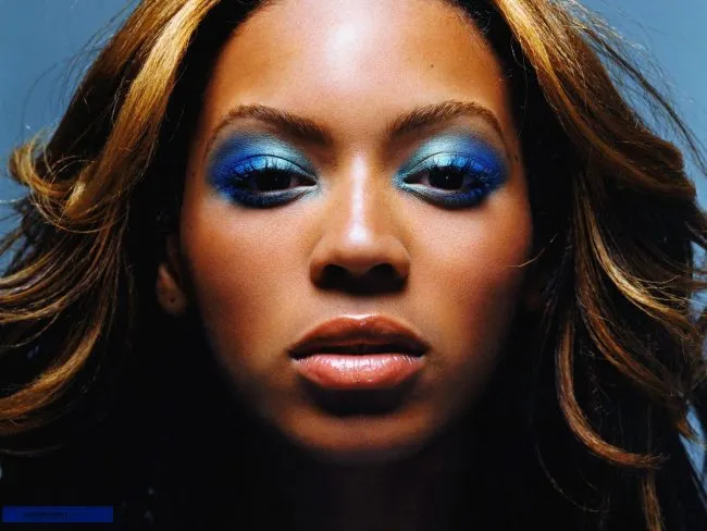Maquiagem azul.
