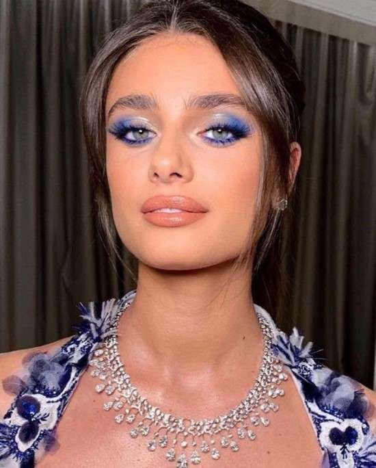 Make com sombra azul no canto externo dos olhos.