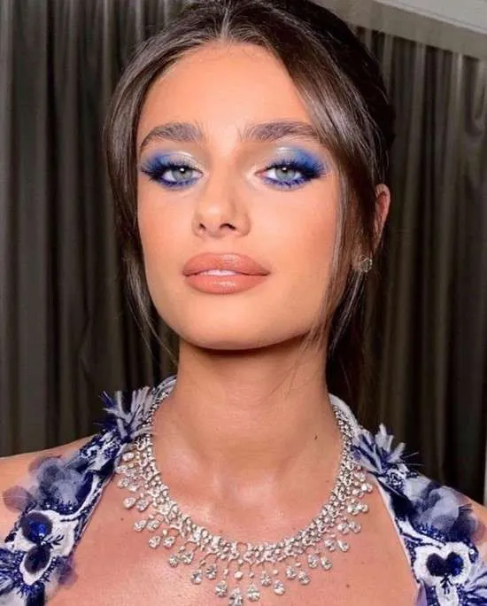 Make com sombra azul no canto externo dos olhos.