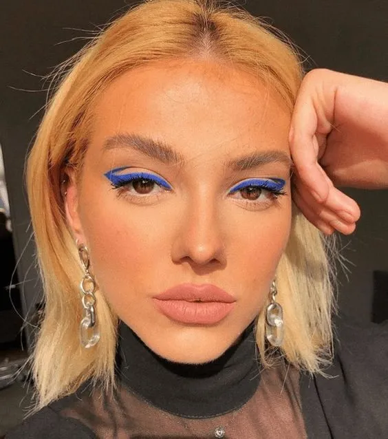 Maquiagem azul.