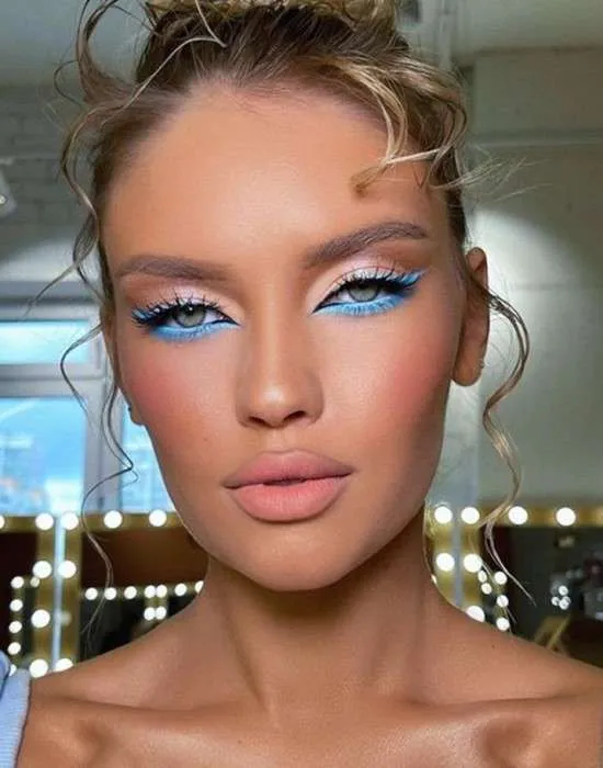 Maquiagem azul claro.