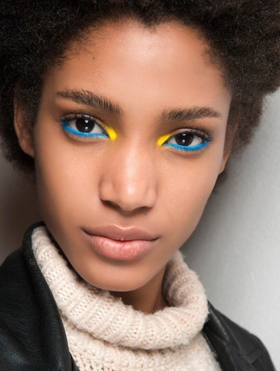 Maquiagem azul com amarelo.