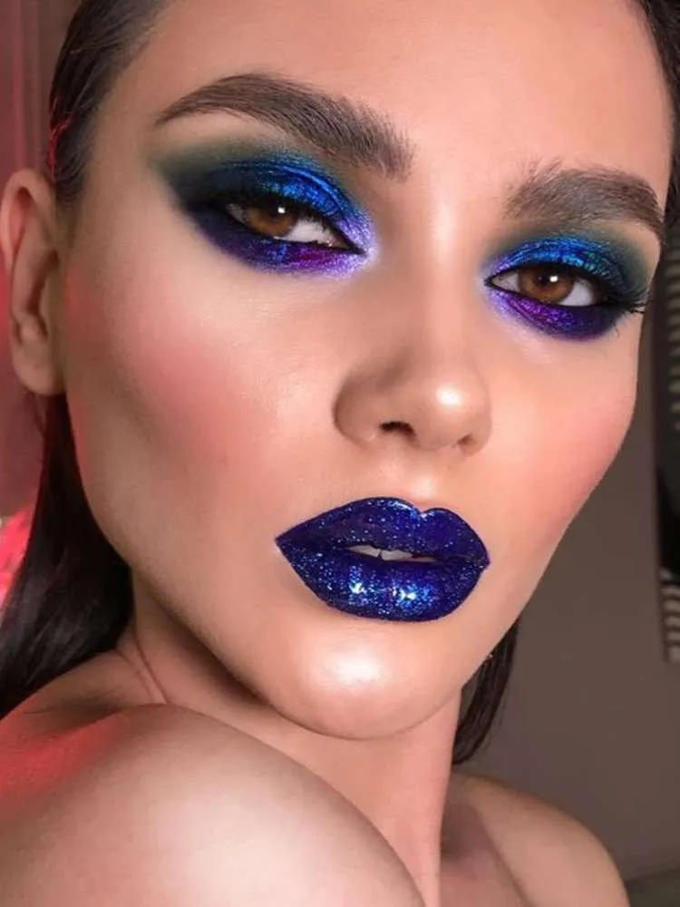 Maquiagem azul.