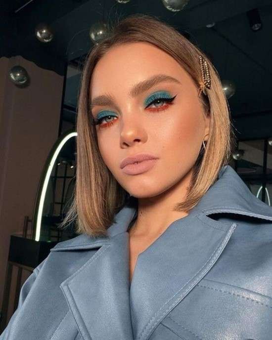 Maquiagem com sombras azul e vermelha.