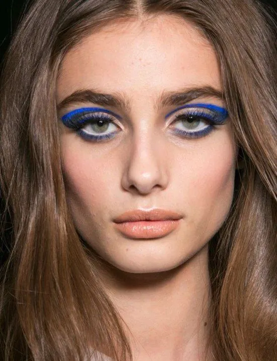Maquiagem azul.