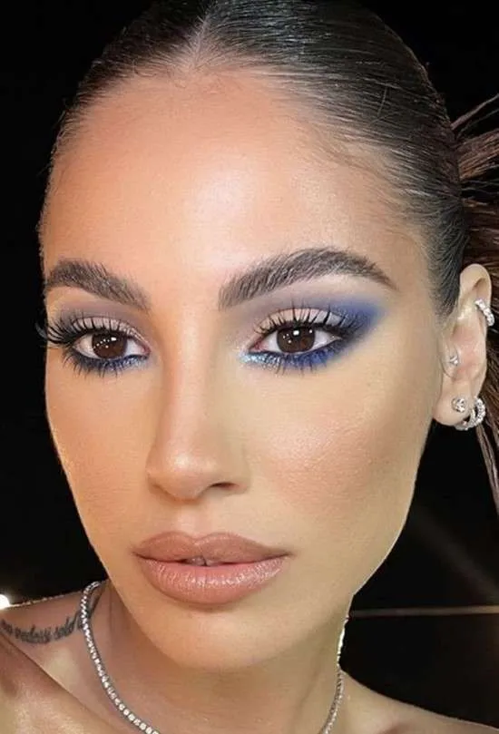 Maquiagem azul simples.