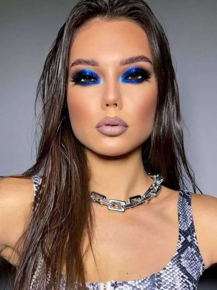 Maquiagem azul com sombra cintilante.