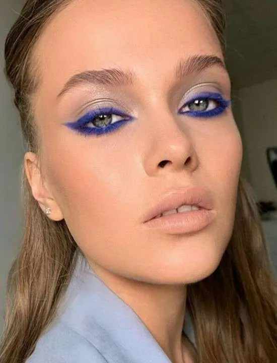 Maquilhagem azul.