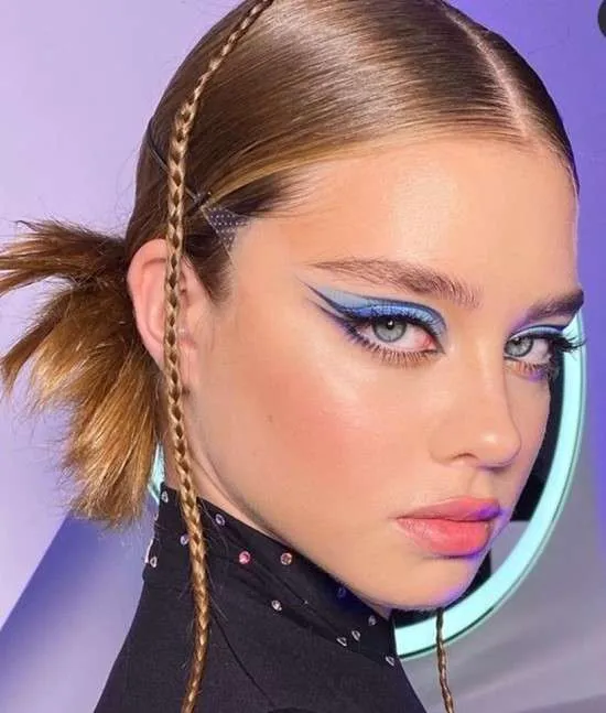 Maquiagem com sombras azul clara e escura.