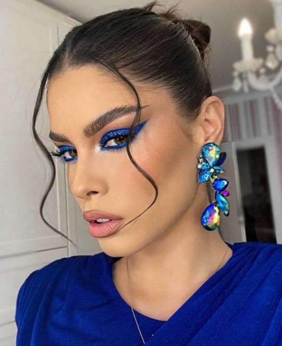 Maquiagem para usar com vestido azul.