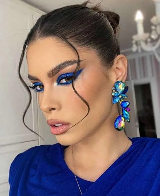 Maquiagem para usar com vestido azul.