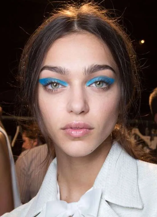 Maquilhagem com sombra azul clara.