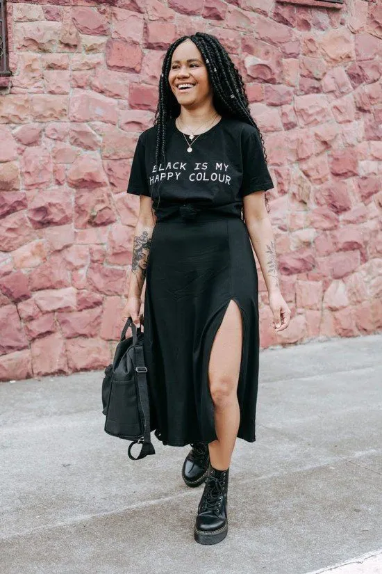Saia midi para mulheres de baixa estatura.