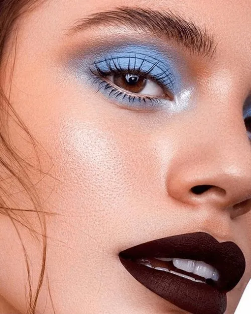 Maquiagem azul.
