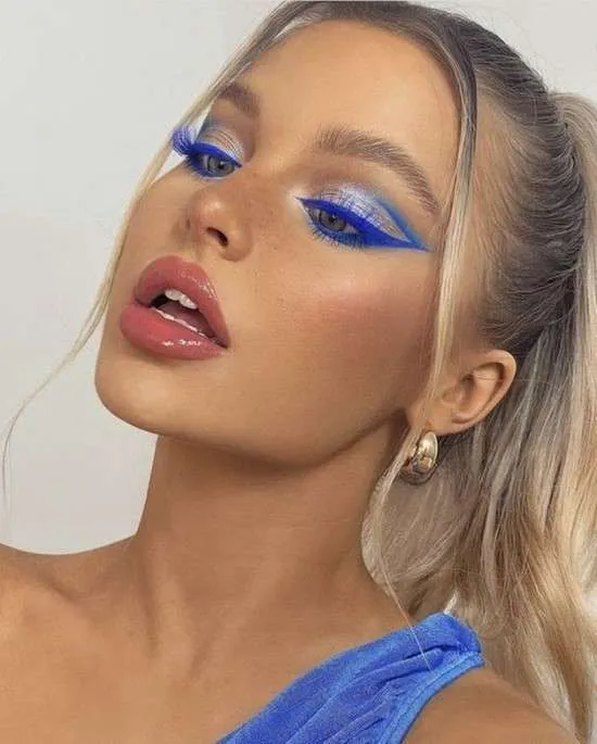 Make com sombra azul poderosa.