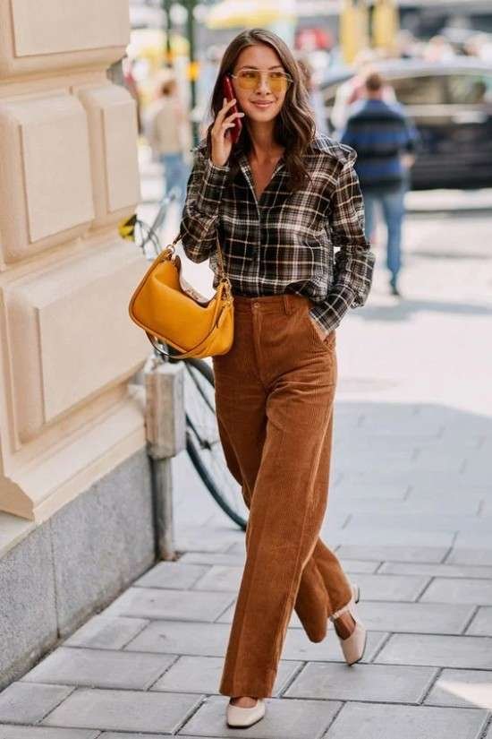 Look com calça de suede caramelo.
