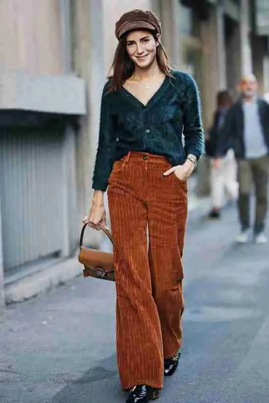 Look com calça de veludo colelê.