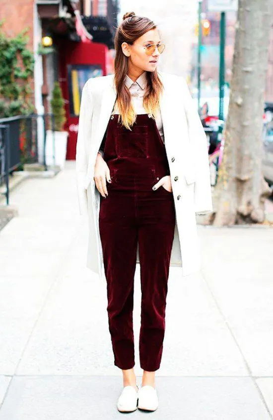 Look com jardineira de veludo vinho.