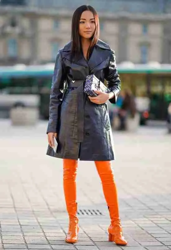 Look com bota over the knee e casaco alongado.