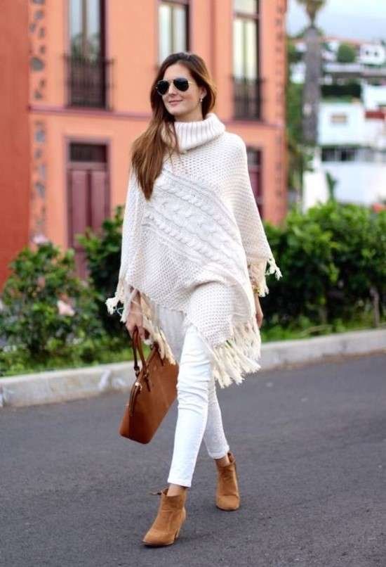 Look com poncho.