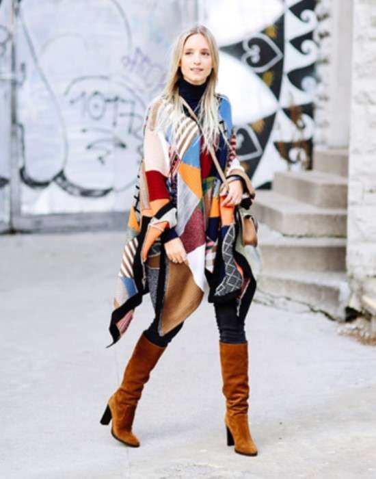 Look com poncho.