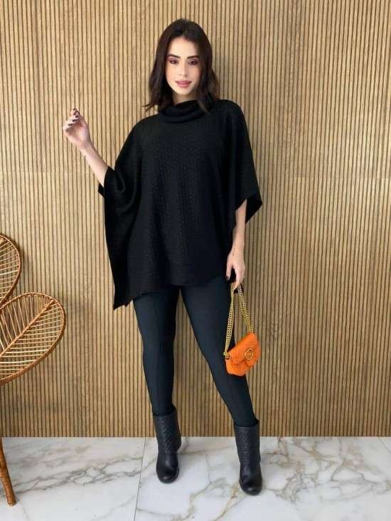 Look com poncho.