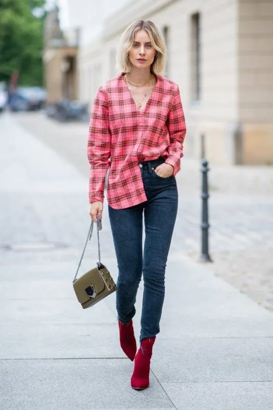 Camisa de xadrez com calça skinny.