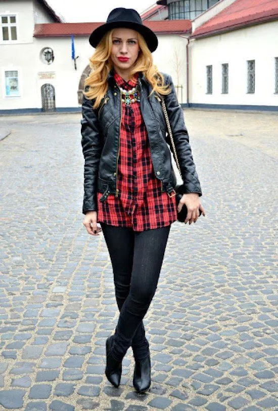 Look de camisa feminina quadriculada com colar.