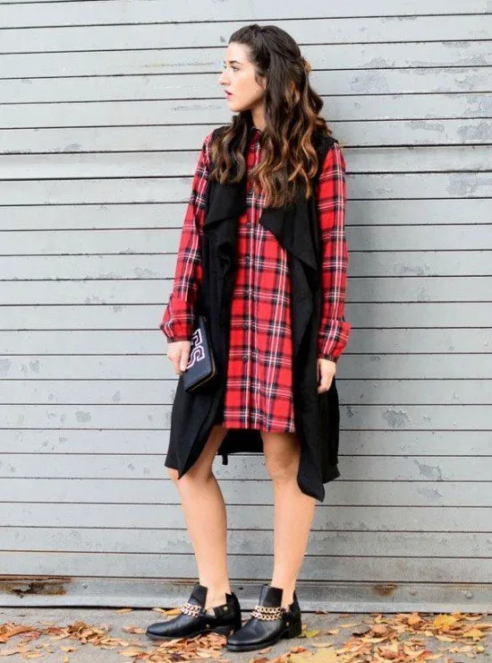 Look com blusa maxi quadriculada.