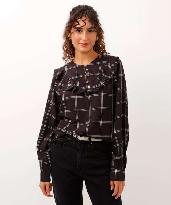 Look com camisa xadrez.