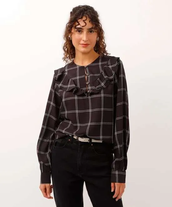 Look com camisa xadrez.