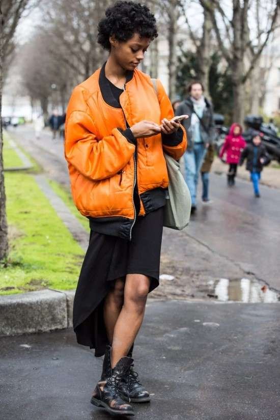 Look com jaqueta bomber e saia assimétrica.