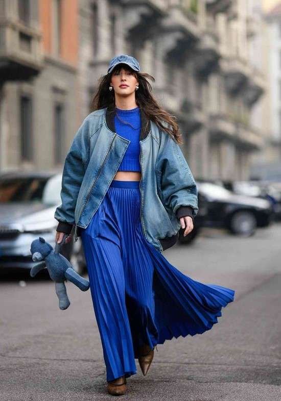 Look jaqueta bomber saia plissada.