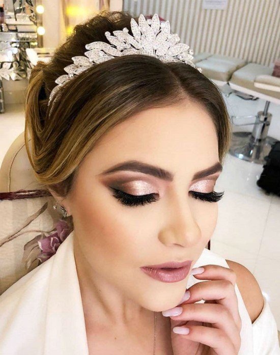 Make para noiva com brilho.