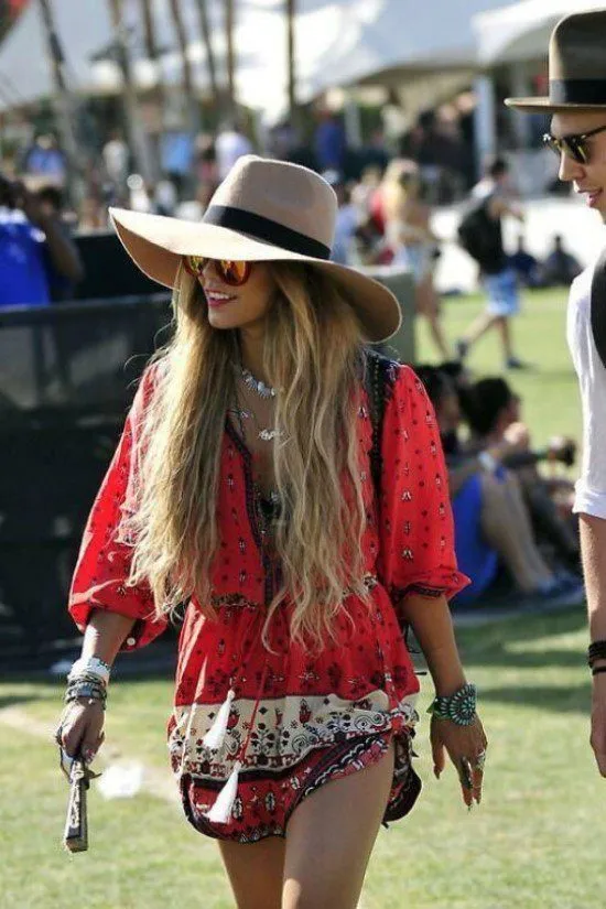 Look com chapéu floppy.