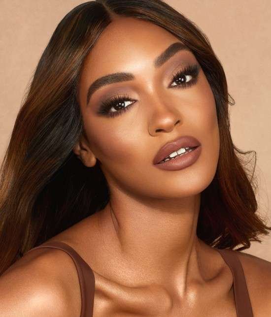 Batom marrom look pele negra.