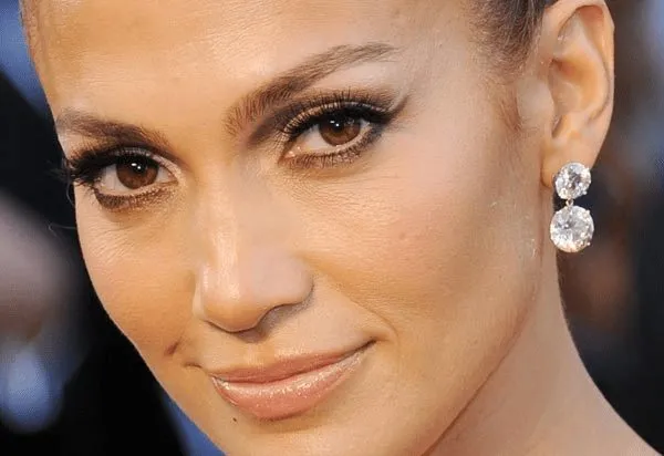Look com maquiagem básica.