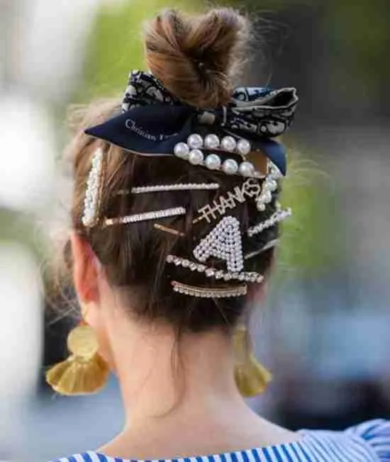 Penteado com coques de cabelo com presilhas.