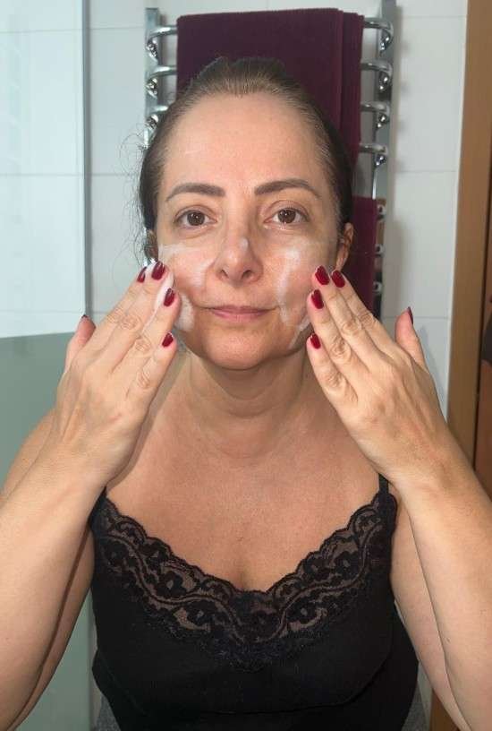 Como tirar o protetor solar do rosto.