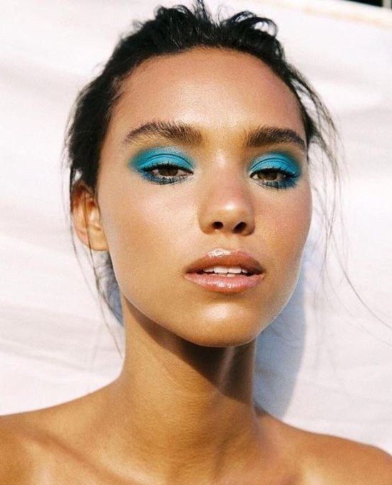 Maquiagem com sombra azul turquesa.