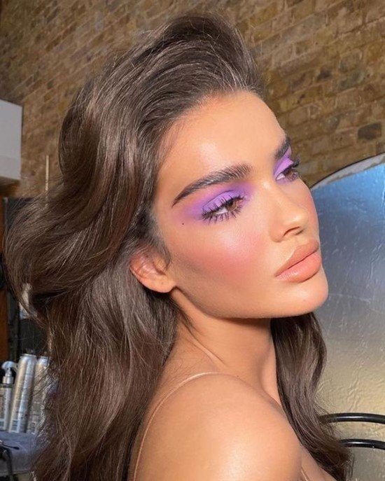 Maquiagem com sombra lavanda.