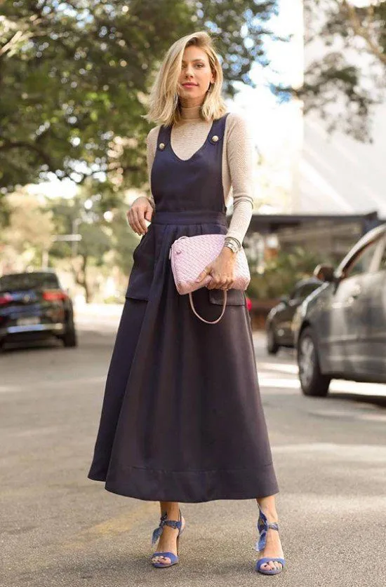 Sobreposição com vestido midi.