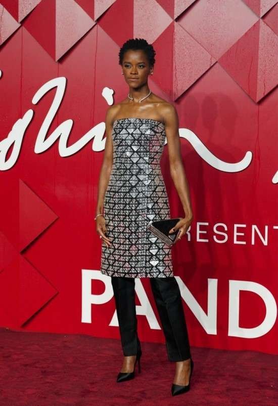Sobreposição vestido com calça.