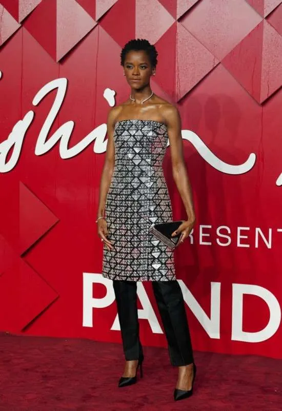Sobreposição vestido com calça.