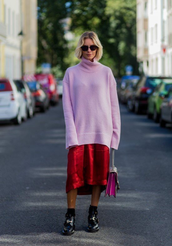 Rosa millennial com vermelho na moda.
