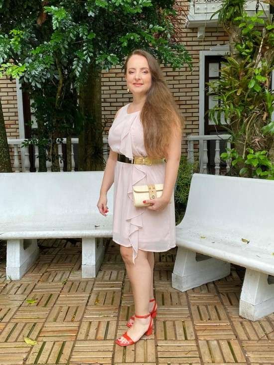 Look com vestido curto rosa Millennial.