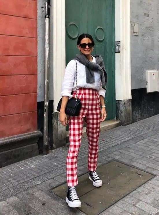 Look com xadrez vichy na calça.